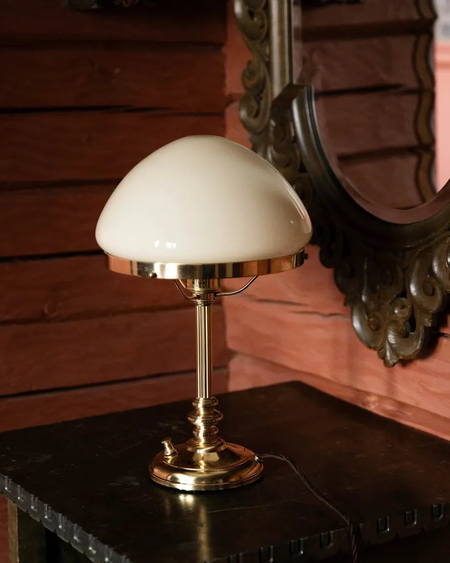 Bordslampa - Karlfeldt mässing, toppig benvit