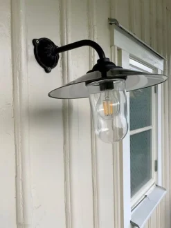 Utomhuslampa - Stallampa 90° kort, svart skärm