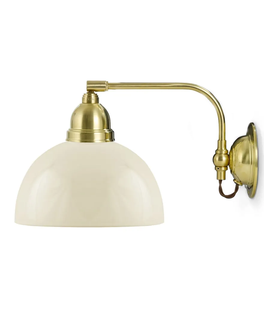 Vägglampa - Gripenberg mässing, benvit halvsfär, brun