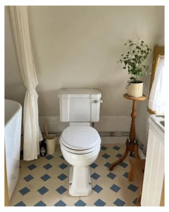 WC - Burlington golvstående toalett, smal cistern & sits, gulddetaljer