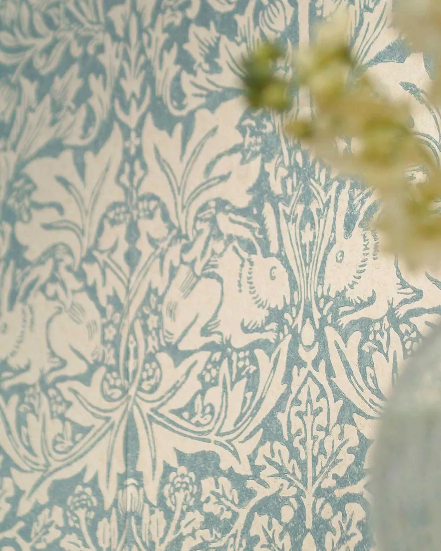 William Morris & Co. Tapet - Brer Rabbit Slate/Vellum