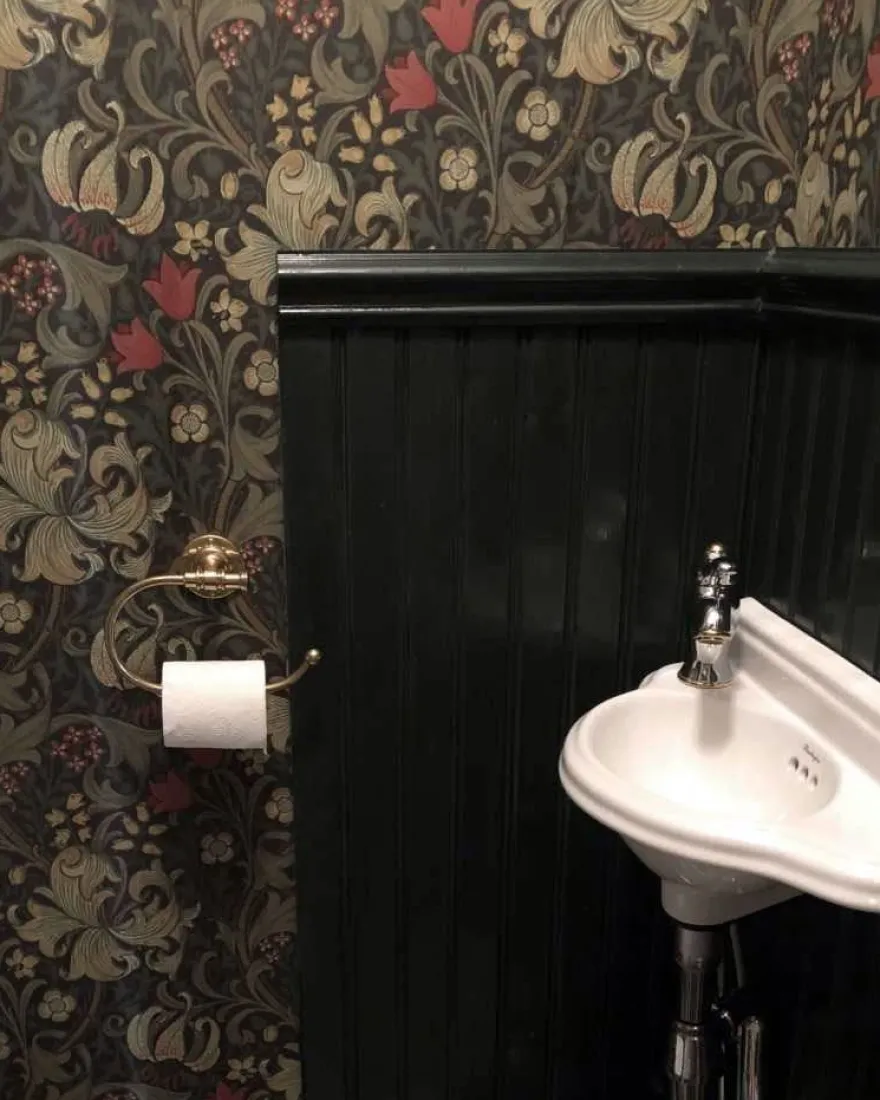 William Morris & Co. Tapet - Golden Lily Charcoal/Olive